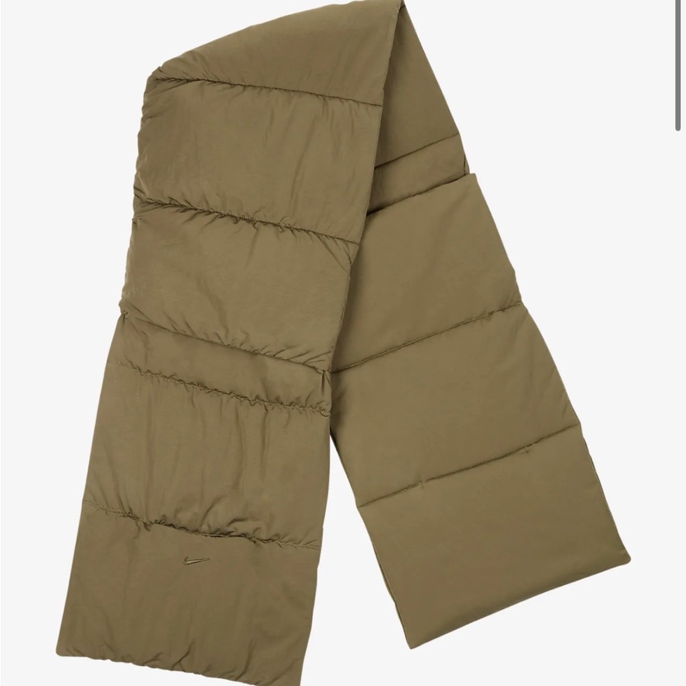 Nike quilted running wrap. NEVER WORN!! Amazing condition